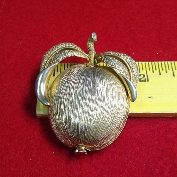 Sarah Coventry 1970 Apple/Pomegranate Gold Tone Metal Brooch Cottagecore - Picture 5 of 6